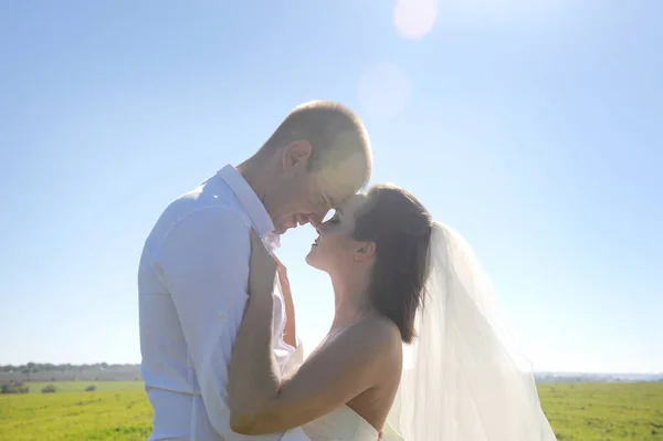 Junge Erwachsene Hochzeitspaar Küssen Sich Freien — Stockfoto