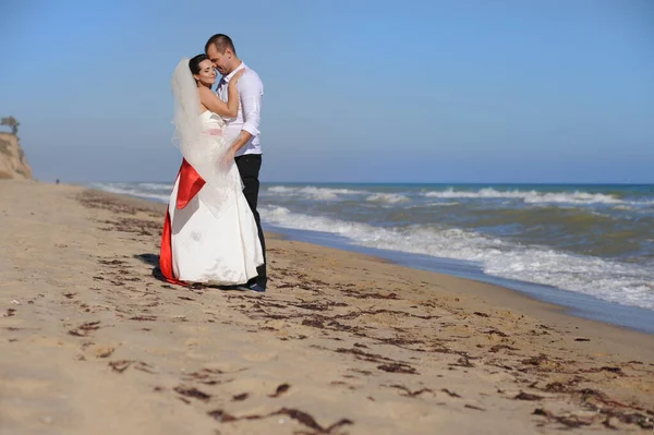 Jong Volwassen Bruiloft Paar Knuffel Outdoor Buurt Van Zee — Stockfoto
