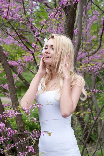 Jovem Mulher Com Cabelo Loiro Posando Jardim Primavera Vestida Com — Fotografia de Stock