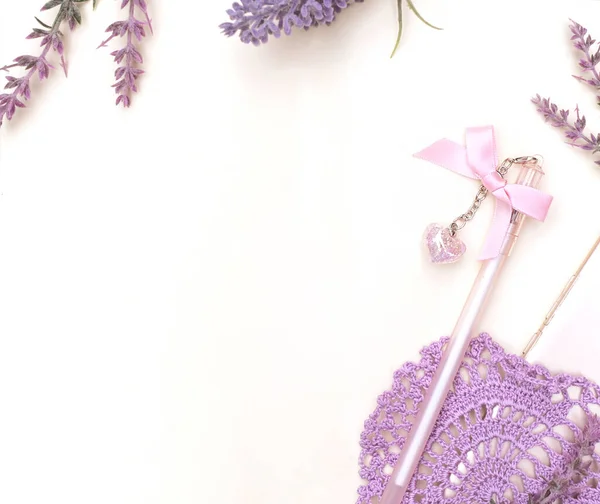 Mock Med Dagbok Och Lavendel Blommor Utomhus Platt Låg Foto — Stockfoto