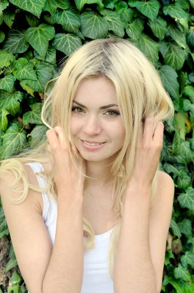 Sorridente Giovane Donna Con Capelli Biondi Ritratto Posa All Aperto — Foto Stock