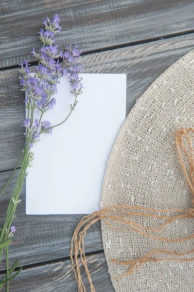 Lege Ruimte Witte Lijst Met Lavendelbloemen Zonnehoed Een Oude Houten — Stockfoto