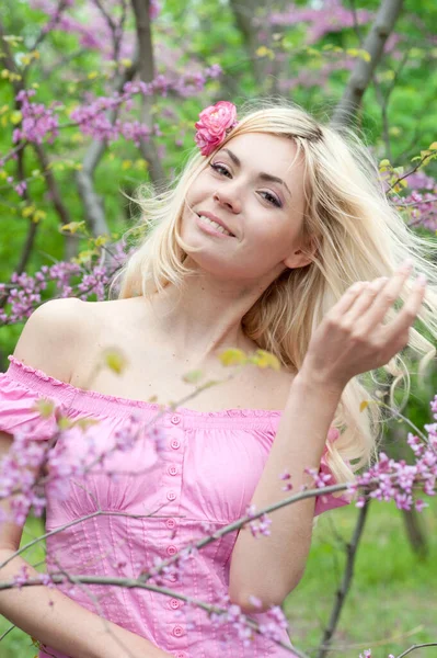 Hppy Smiling Healthy Woman Luxury Blonde Hair Posing Blooming Sakura — Stock Photo, Image