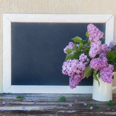 Boş uzay tebeşir tahtasıyla leylak çiçekleri buketi, kopyala uzay yazı tahtası modeli