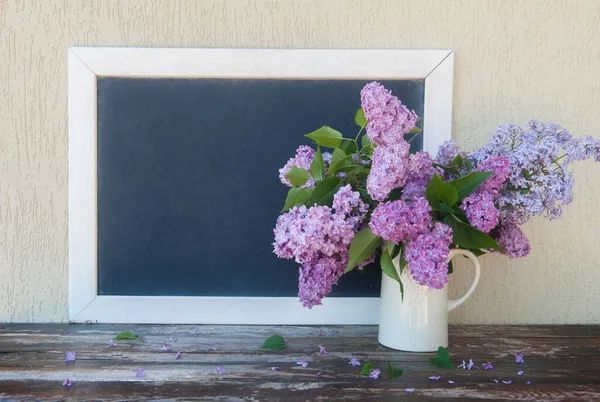 Prázdná Mezera Křída Tabule Bílým Rámem Šeříkové Květy Kytice Kopírovat — Stock fotografie