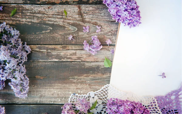 Prázdné Místo Dřevěné Pozadí Šeříkovou Kyticí Květin Bílý Prázdný Seznam — Stock fotografie