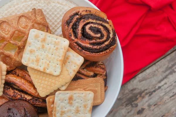 Nahaufnahme Gebäckschüssel Auf Einer Holzkulisse Alten Stil Mit Roter Serviette — Stockfoto