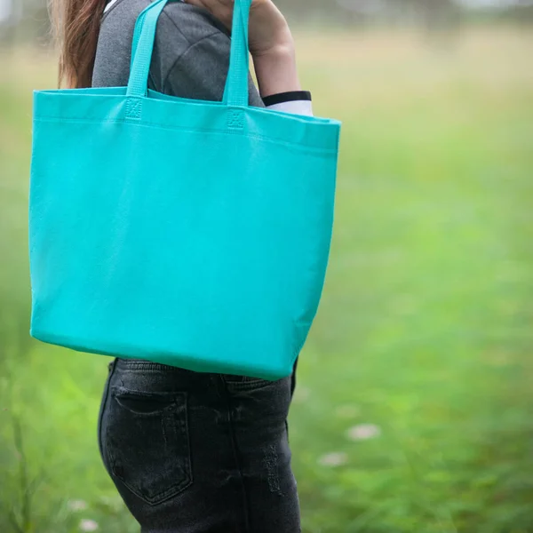 Donna Che Tiene Borsa Tote Verde Smeraldo Senza Volto All — Foto Stock