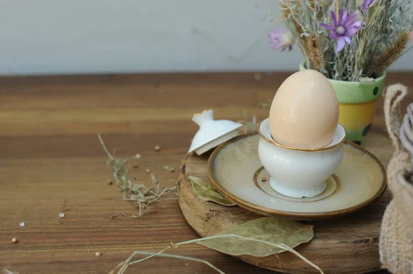 蛋架蛋架在木制桌子上 开着花 生态风格的概念 — 图库照片