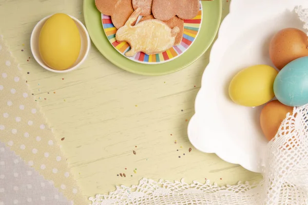 复活节背景上的白色空白名单 上面有彩蛋和节日自制饼干 平坦的外景 — 图库照片