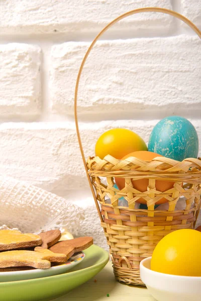 Osterkorb Mit Bunten Eiern Und Selbst Gebackenen Plätzchen Osterfest Stillleben — Stockfoto