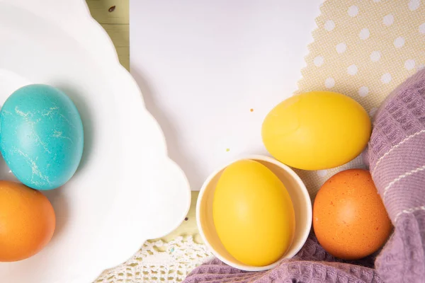 Paskalya Arkaplanındaki Beyaz Boş Liste Renkli Yumurta Seti Düz Görünüm — Stok fotoğraf