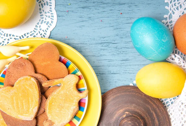 Fondo Pascua Con Huevos Colores Galletas Caseras Vacaciones Lugar Vacío —  Fotos de Stock