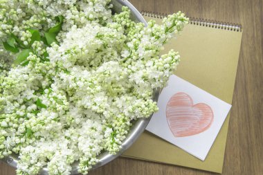 Kırmızı kalp ve yakın plan beyaz leylak çiçekli beyaz kağıt kart.