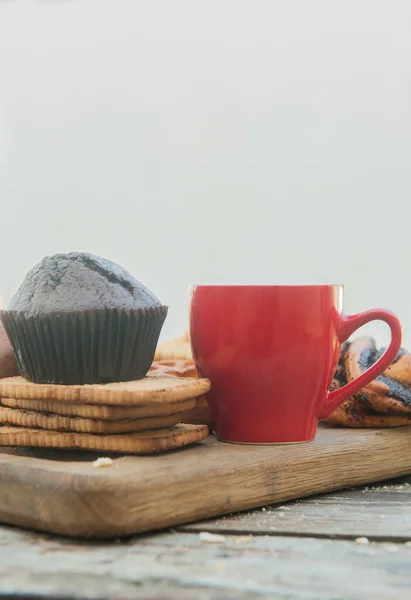 Tom Plads Skabelon Med Chokolade Muffin Rød Kop Kaffe Udendørs - Stock-foto