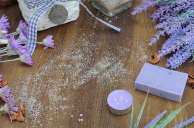 Organik doğal sabun, ahşap arka planda lavantalı el yapımı kozmetik.