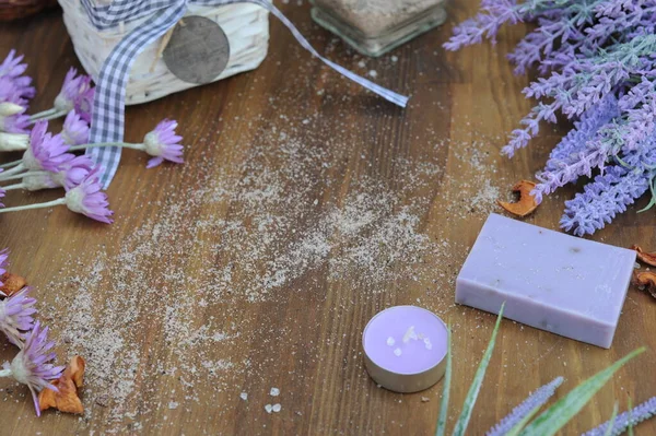 Organik doğal sabun, ahşap arka planda lavantalı el yapımı kozmetik.