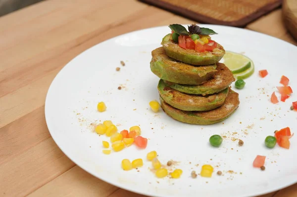 Gemüse Krapfen Von Zucchini Pfannkuchen Auf Einem Teller Café Serviert — Stockfoto