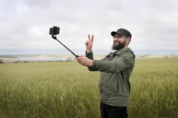 Bir Adam Akıllı Telefondan Selfie Çekiyor Dışarıda Dışarıda Elinde Barış — Stok fotoğraf