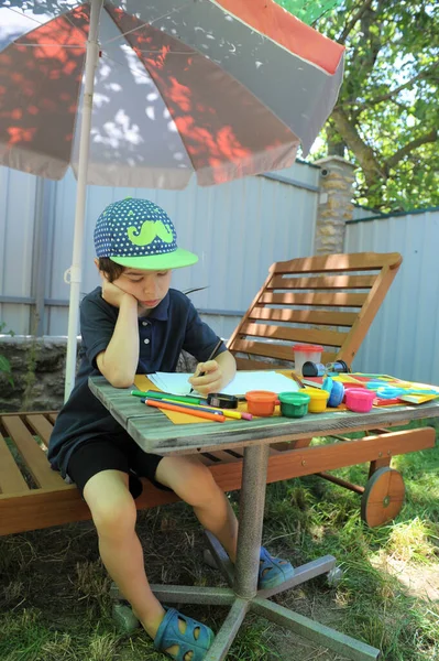 Left Handed Child Boy Have Leisure Drawing Backyard Outdoor — ストック写真