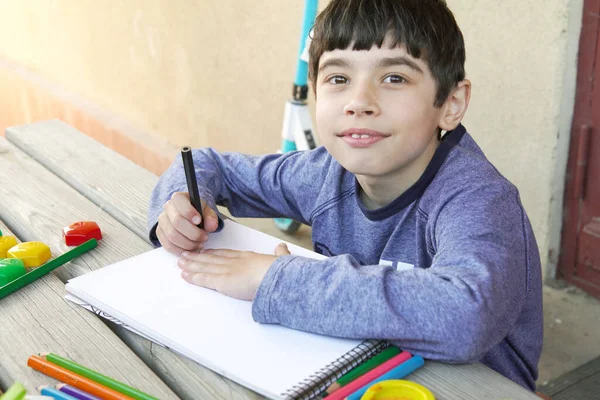 Happy Smiling Boy Drawing Outdoor — Stockfoto