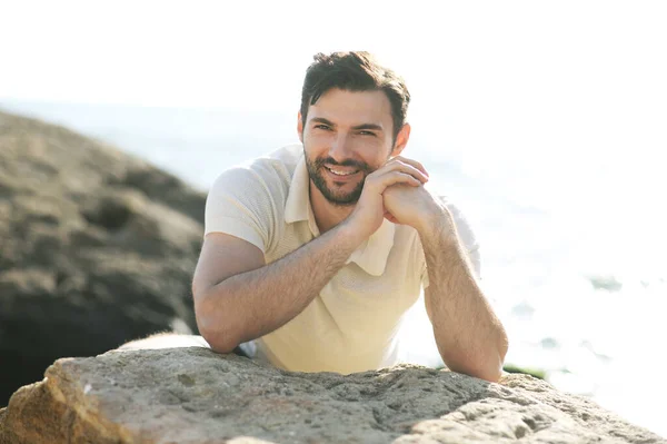 Joven Hombre Sonriente Elegante Retrato Aire Libre Cerca Del Mar — Foto de Stock