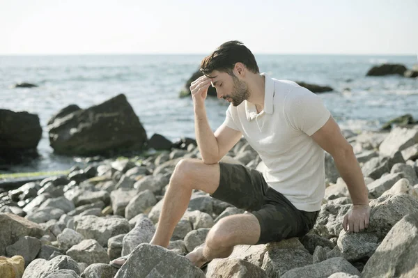 Депрессивный Грустный Молодой Человек Сидит Морском Пляже Ладони Лице — стоковое фото