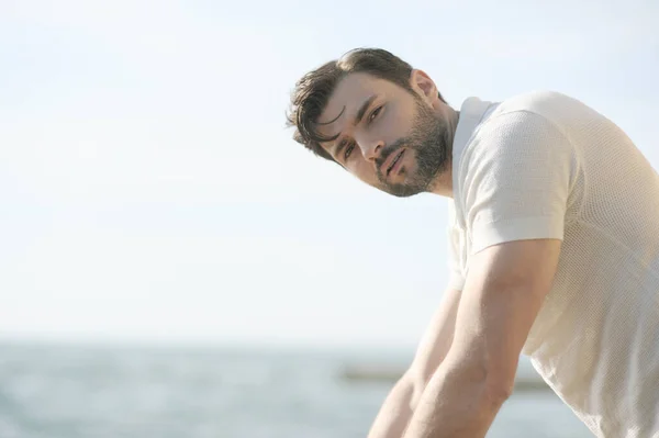 Joven Hombre Elegante Vestido Con Polo Retrato Verano — Foto de Stock