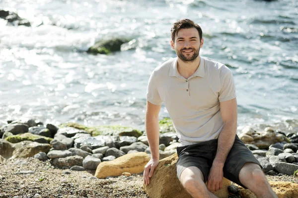 Jovem Feliz Elegante Homem Sorridente Perto Mar Sorriso Com Dentes — Fotografia de Stock