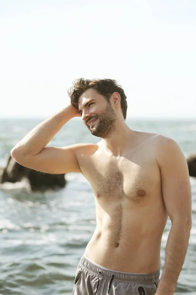 Feliz Homem Sorridente Turista Tem Descanso Perto Oceano Corpo Topless — Fotografia de Stock