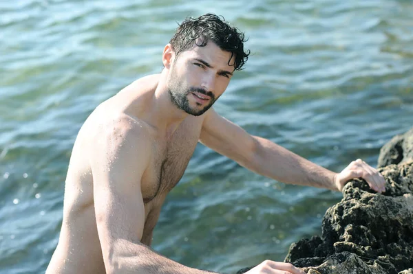 Hombre Adulto Joven Sentado Cerca Del Océano Cuerpo Deportivo Topless — Foto de Stock