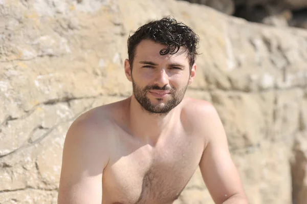 Jovem Elegante Homem Livre Retrato Perto Mar Caverna Homem Topless — Fotografia de Stock
