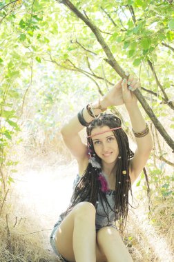 Rasta desenli mutlu kadın portresi. Parkta dinlenin, açık hava güneşli.