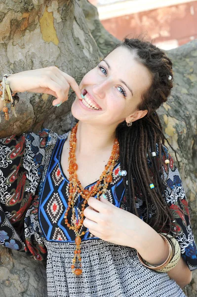 Retrato Sonriente Mujer Joven Con Peinado Dreadlocks Posando Soleado Parque —  Fotos de Stock
