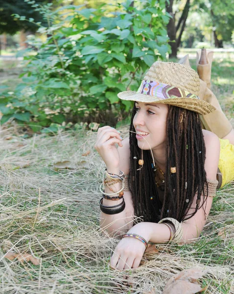 Saçları Dağınık Saman Şapkalı Güneşli Bir Parkta Poz Veren Genç — Stok fotoğraf