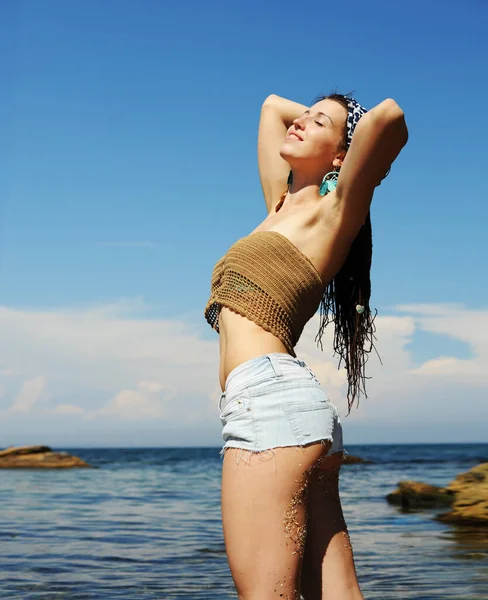Glückliche Frau Genießt Sonnenbaden Vor Sonnigem Meer Jeans Shorts Junge — Stockfoto