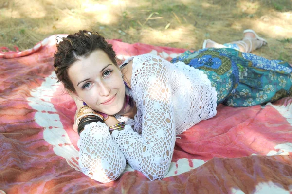 Mujer Sonriente Retrato Resto Aire Libre Mentira Tapiz Indio Parque — Foto de Stock