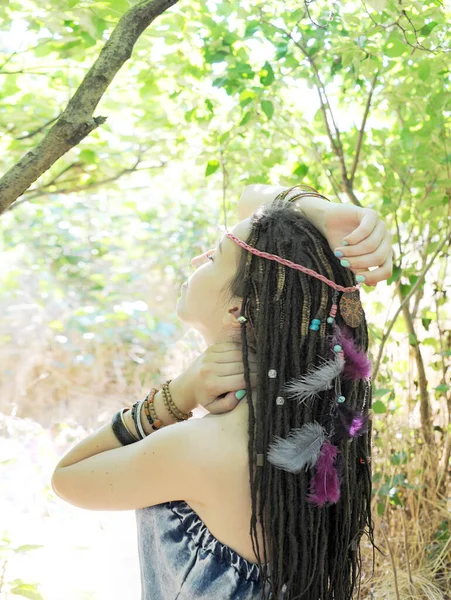 Woman Dreadlocks Hairstyle Decorated Assorted Beads Colored Feathers Sunny Outdoor — Stock fotografie