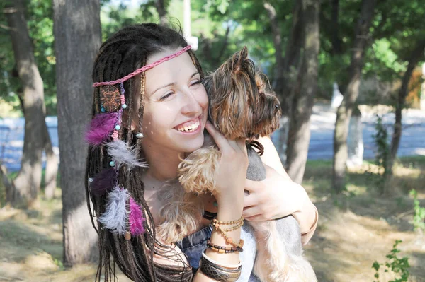 Mutlu Gülümseyen Genç Kadın Yorkshire Teriyer Köpeğini Kucaklıyor — Stok fotoğraf