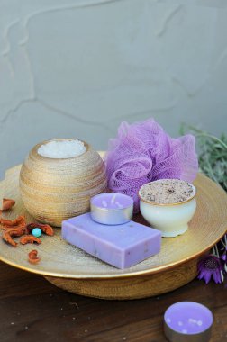 Organik doğal sabun, ahşap zeminde el yapımı kaplıca kozmetik ürünleri