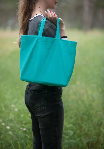 Young Woman Holding Emerald Green Tote Bag Ecological Lifestyle Concept — Foto de Stock