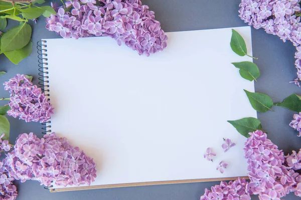 Květinové Pozadí Maketa Prázdným Prostorem Bílý Notebook Seznam Šeříkové Květy — Stock fotografie