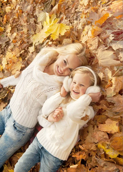 Šťastný Usměvavý Rodinný Portrét Matka Dcera Odpočívají Javorových Listech Podzimním — Stock fotografie