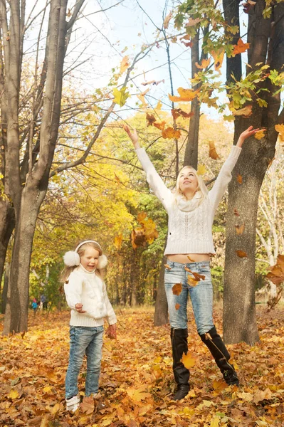 Šťastná Radostná Rodinná Matka Dcera Odpočívají Venku Podzimním Lese Vyhazují — Stock fotografie