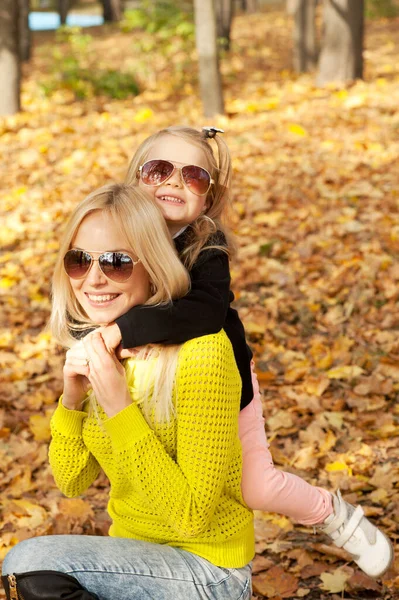 Young Mother Little Daughter Portraits Dressed Sunglasses Autumn Park Girl — Stok fotoğraf