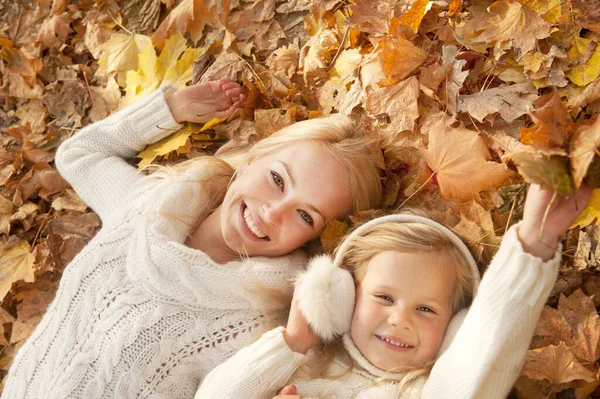 Šťastný Usměvavý Rodinný Portrét Matka Dcera Odpočívají Javorových Listech Podzimním — Stock fotografie