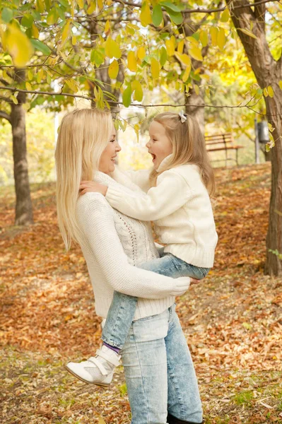 Happy Family Mother Daughter Have Rest Autumn Forest — Stok fotoğraf