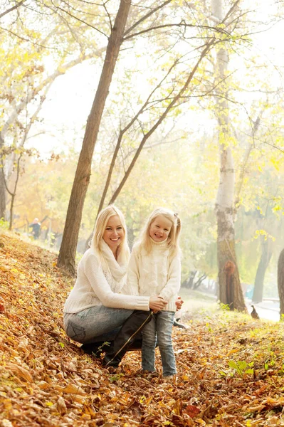 Happy Joyful Family Mother Daughter Relax Outdoor Autumn Forest — Stok fotoğraf