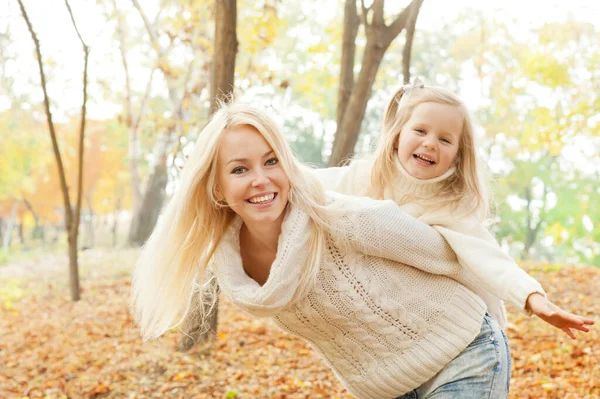 Happy Joyful Family Mother Daughter Have Rest Outdoor Autumn Forest — 图库照片