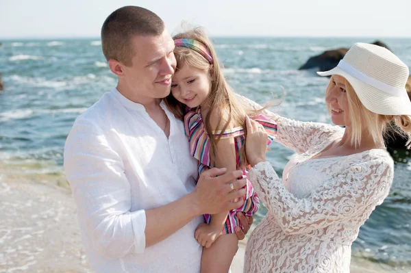 Young Family Daughter Portraits Ocean Woman Pregnant — Stockfoto